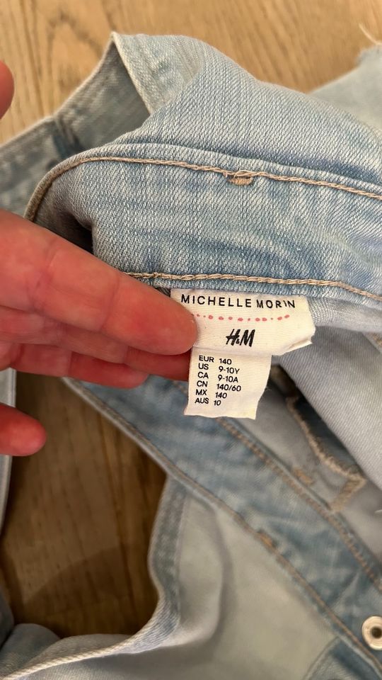 H&m Michelle Morin Mädchen Jeans Latzhose mit Stickereien 140 in Lampertheim