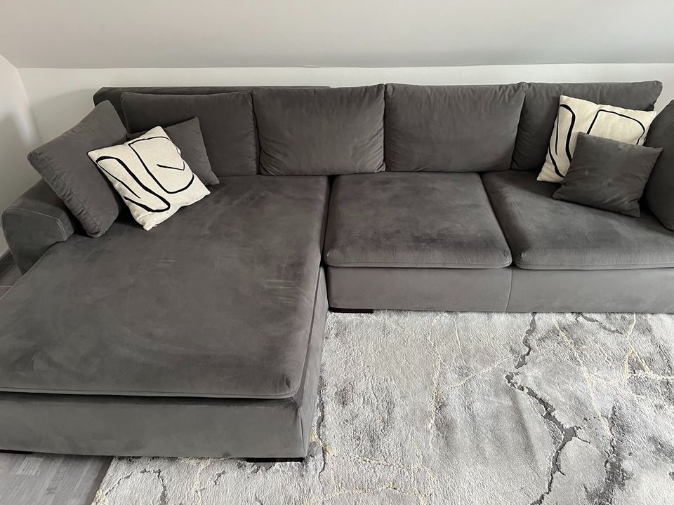 Neue Couch mit Bettfunktion und Kissen in Lehrte