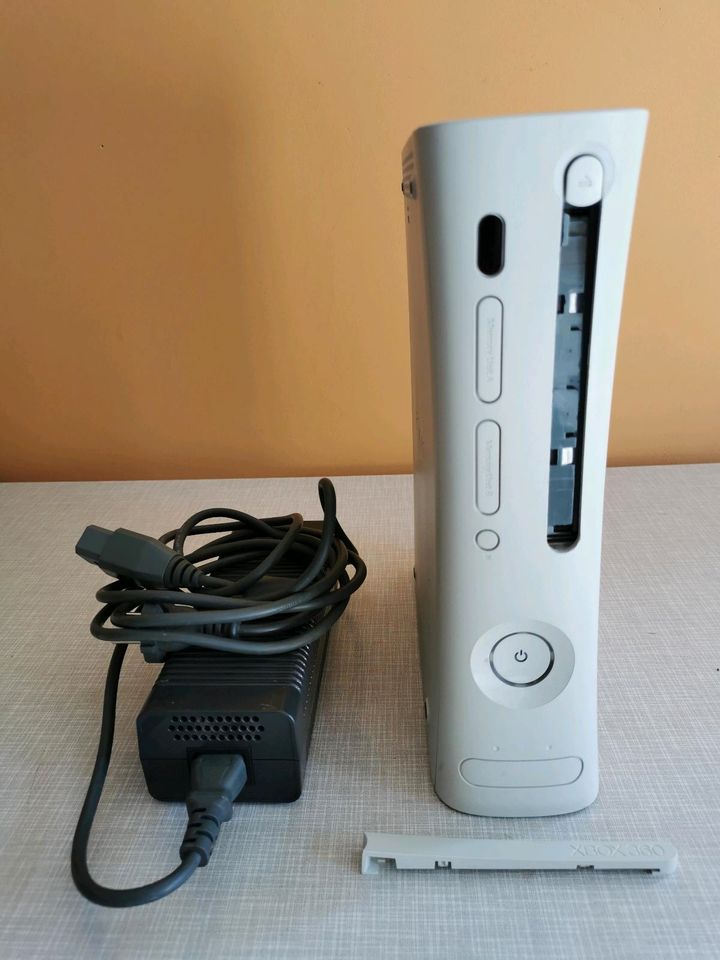 Xbox 360, Netzkabel, Micros.-Spielekonsole, defekt, für Bastler! in Köln