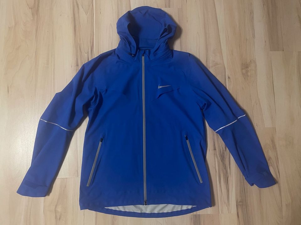 NIKE "Rain Runner" Wasserdichte Laufjacke *Größe M* in Wendlingen am Neckar