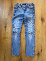 Röhrenjeans mit Löchern an den Knien - Hellblau Findorff - Findorff-Bürgerweide Vorschau