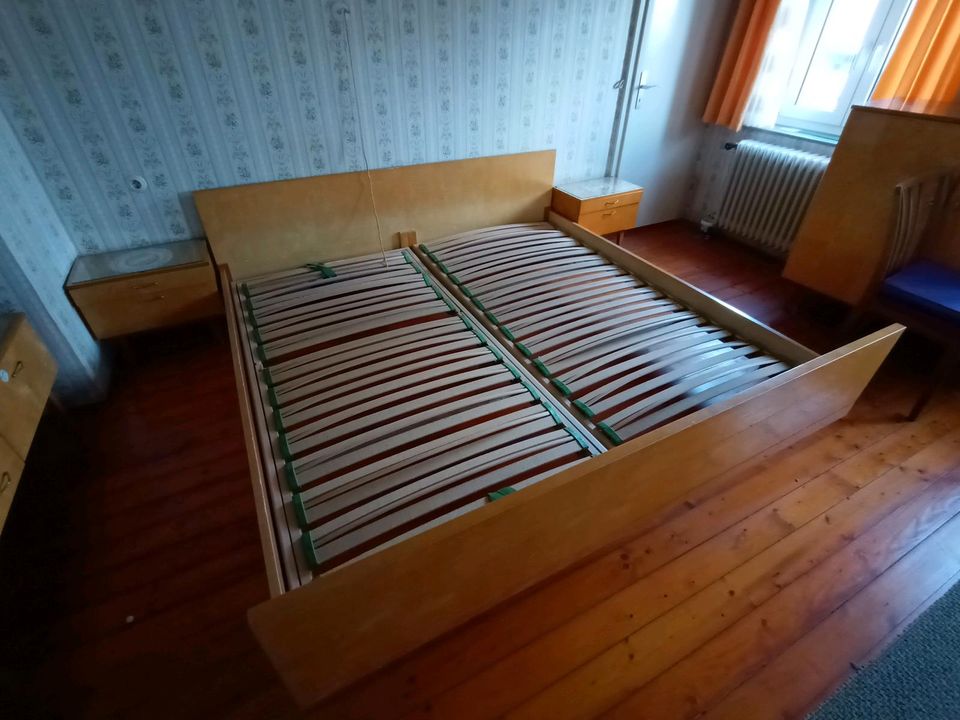 Doppelbett mit zwei Nachtkästchen in Altenmünster