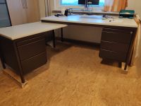 Eckschreibtisch / Schreibtisch groß mit Metallgestell weiß braun Baden-Württemberg - Waldshut-Tiengen Vorschau