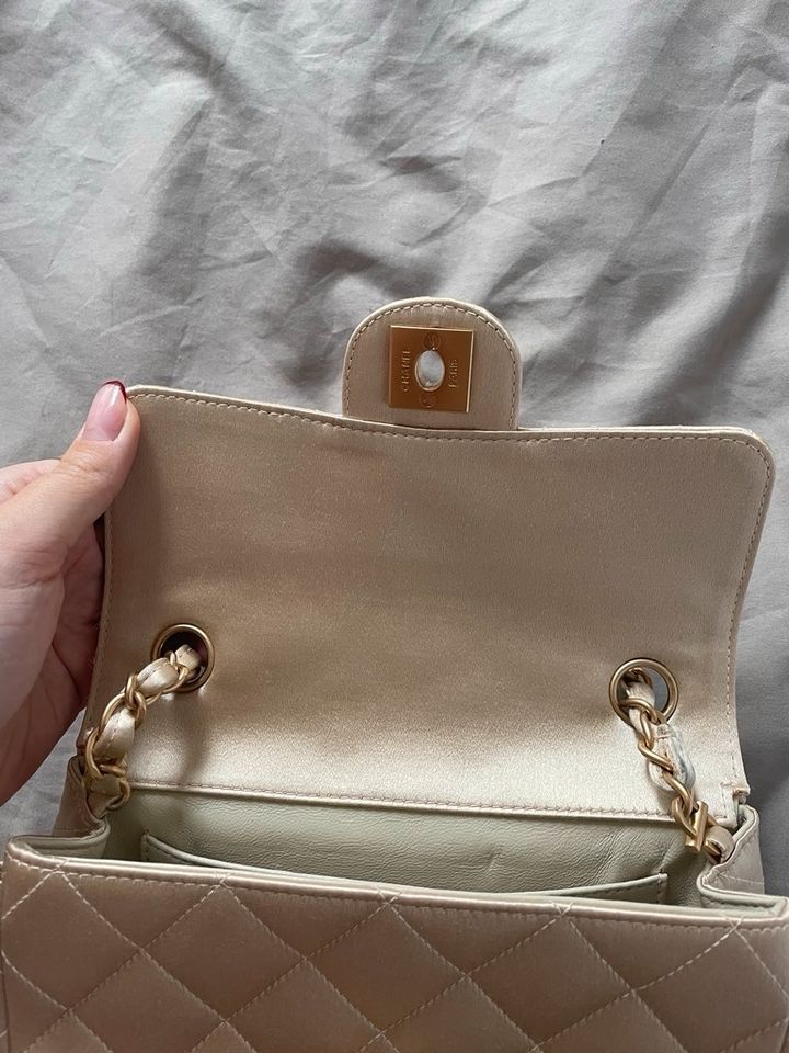 Chanel Mini Flapbag Satin Handtasche beige gold WIE NEU in München