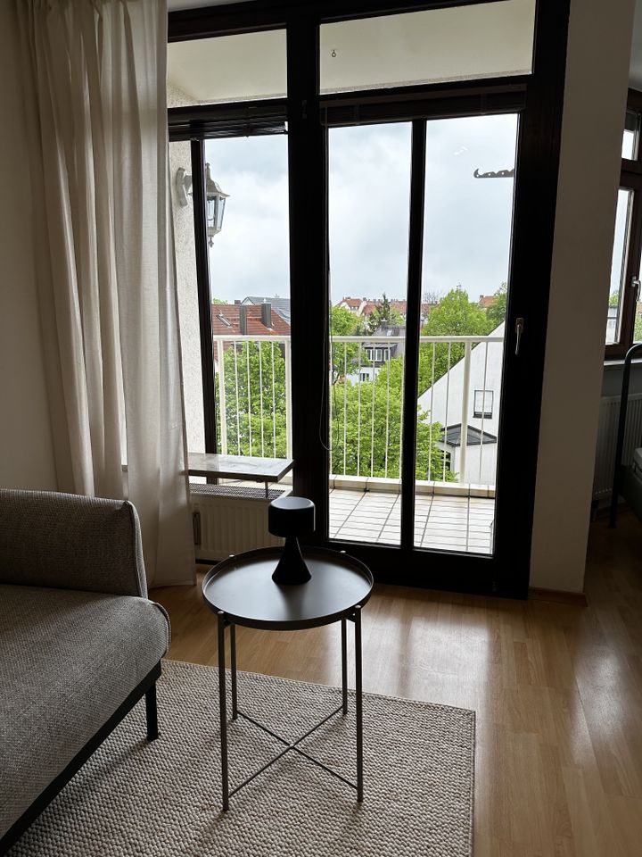 Neu möblierte 1-Zimmer Wohnung mit Balkon und Blick ins Grüne in München