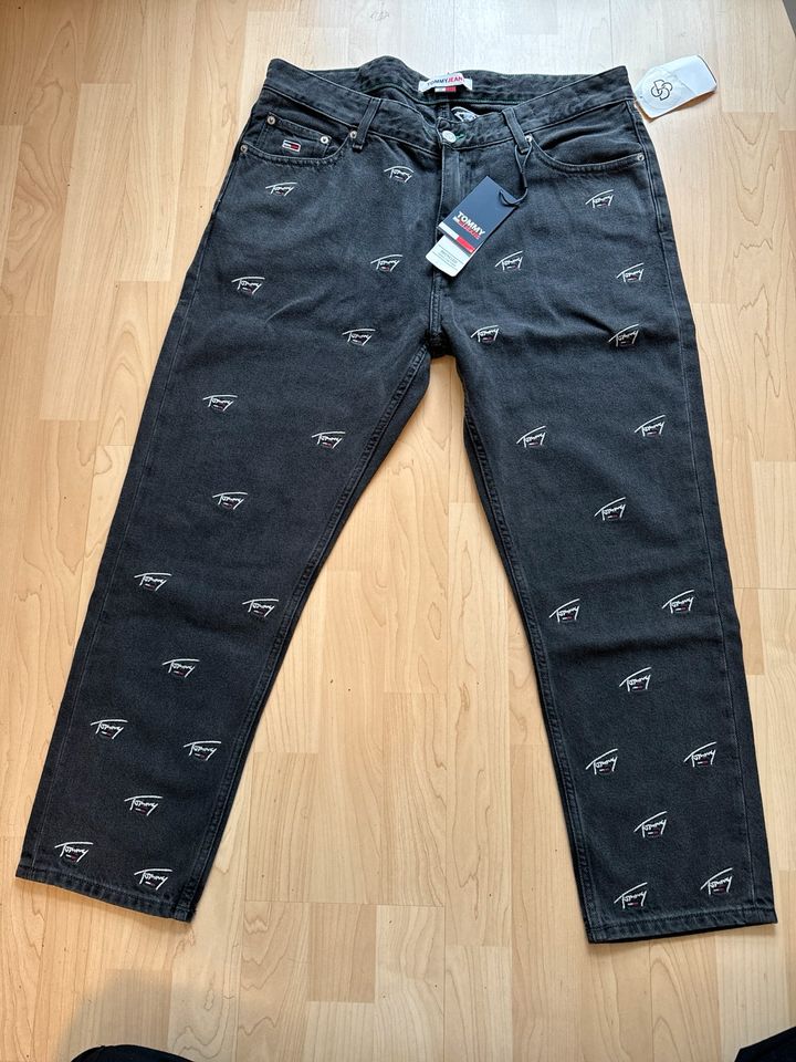 Tommy Jeans Tommy Hilfiger Monogramm Jeans in Oberschleißheim