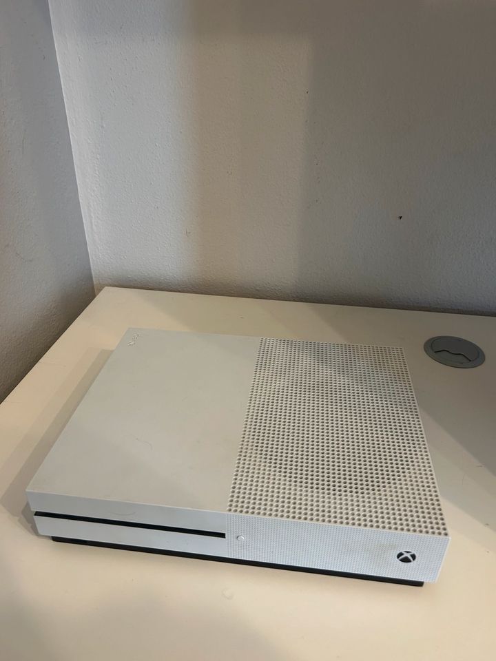 Xbox one s mit Controller in Holzkirchen