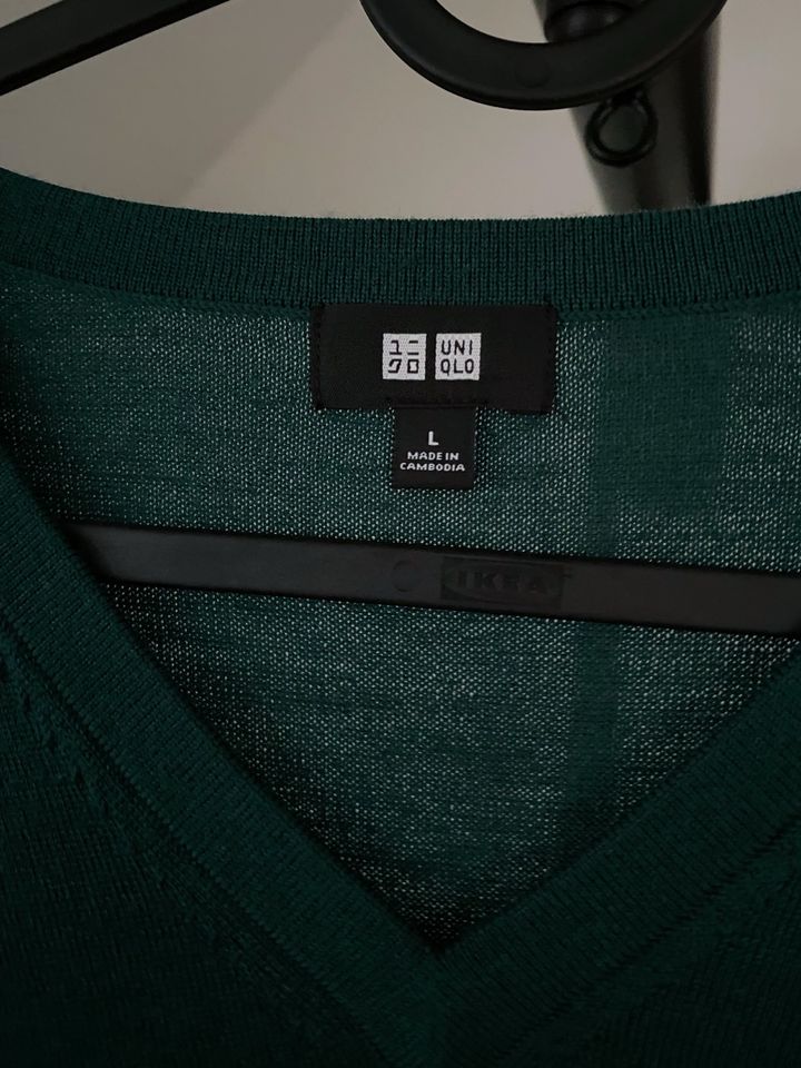 Uniqlo V-Neck Pullover in Nienberge