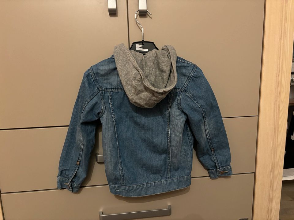 Jeansjacke mit Kapuze Gr. 110/116 Junge neuwertig in Ilsede