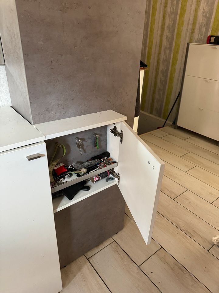 Garderobe mit Schuhschrank und Schlüsselfach weiß grau Silber in Ritterhude