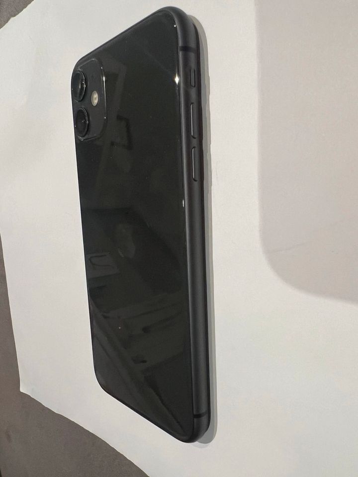 iPhone 11 schwarz mit Panzerglas Matt in Ratingen