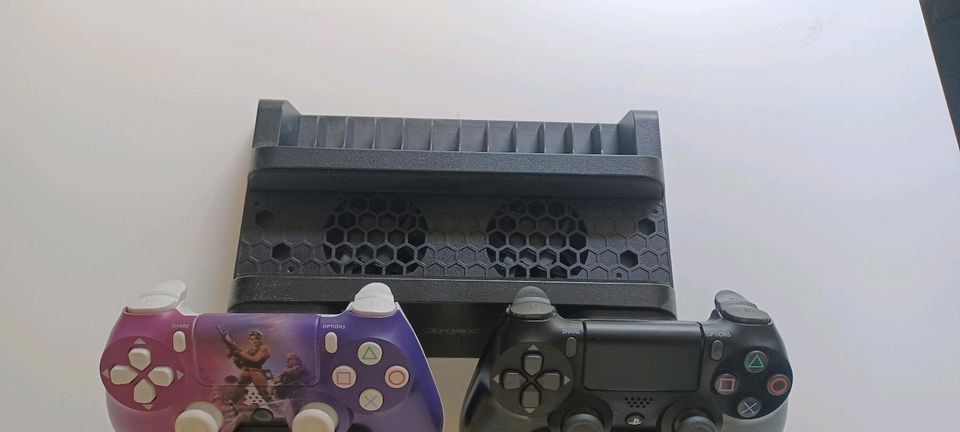 PS 4 mit Ladestation und 2 Controller in Glashütte