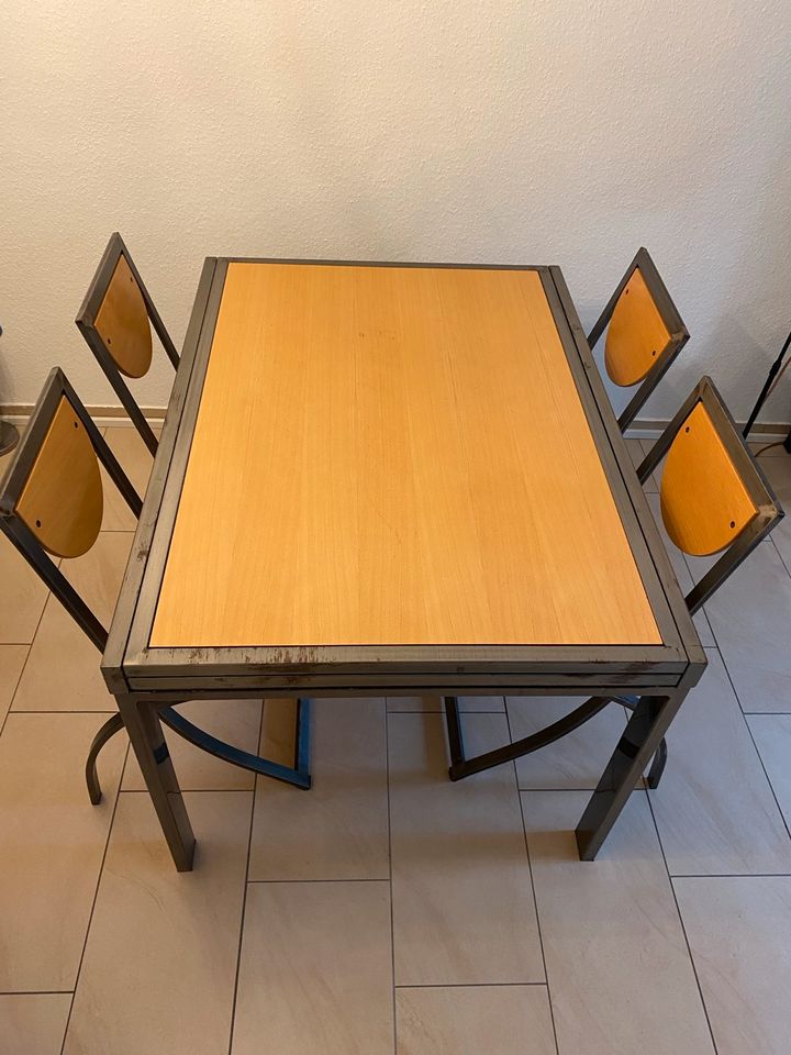 Ausziehbarer Esstisch mit 4 KFF Sinus Stühlen in Köln