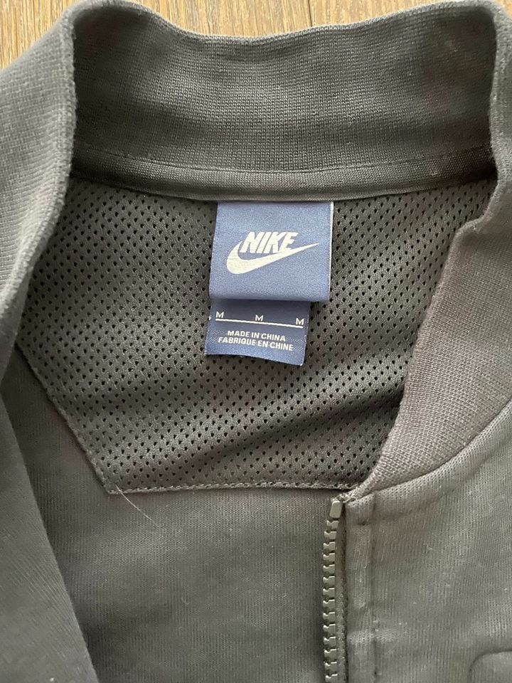 Nike Techfleece Jacke, Größe M, in Mainz