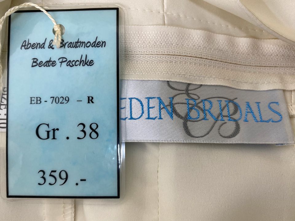 25 Stk. Brautmode Brautkleider Mix, Großhandel Textilien für Wiederverkäufer Restposten kaufen in Tanna