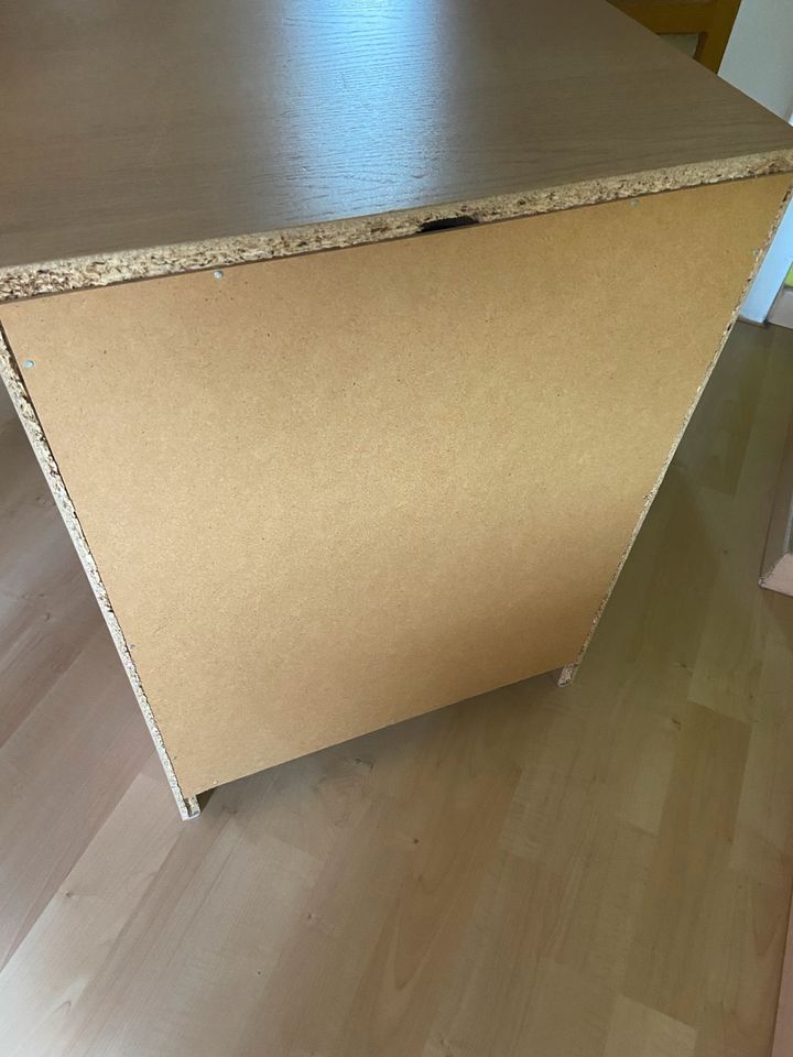 Kleiner Nachtischschrank in Kefenrod