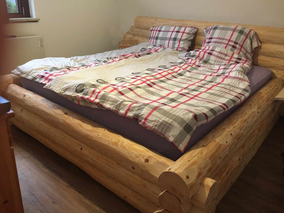 Rustikales Bett von Blockstammholz in Heidenrod