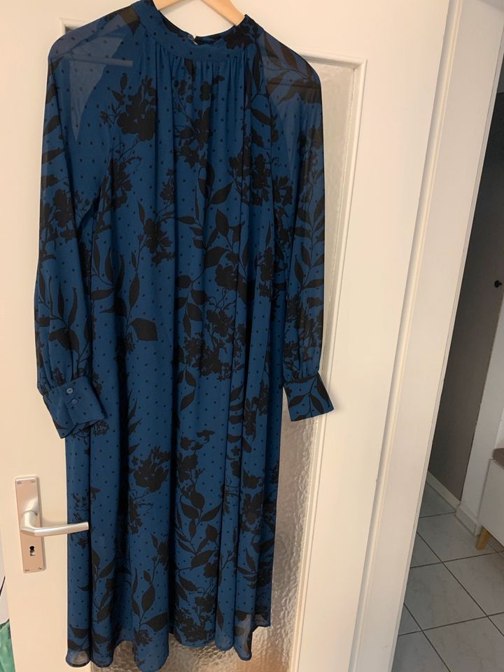 H&M dunkelblaus Kleid in Hamburg