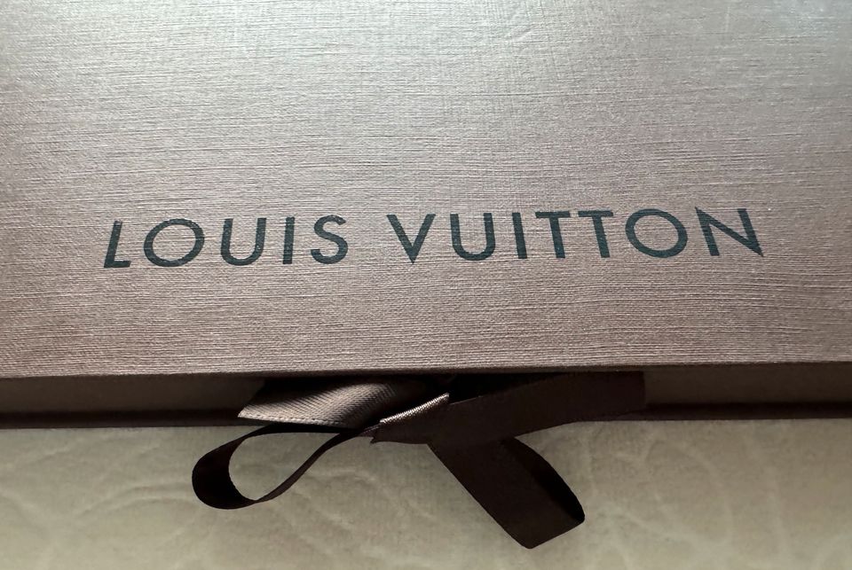 Louis Vuitton Geschenkbox plus Louis Vuitton Sticker in Mainhardt