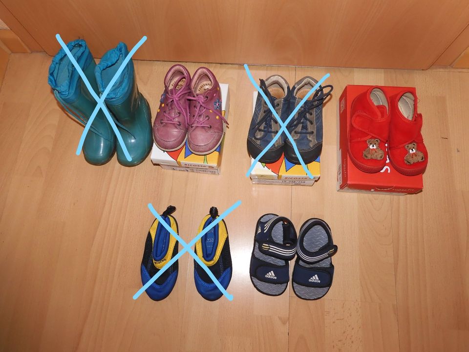 3 x 22 Kinderschuhe Lederschuhe Hausschuhe Badeschuhe Gummistiefe in Oberhausen