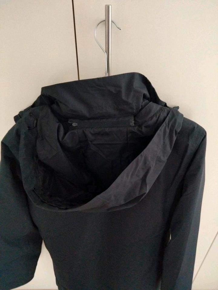 Regenfeste Damenjacke CMP ungetragen Gr. 40 schwarz (innen beige) in Laufen