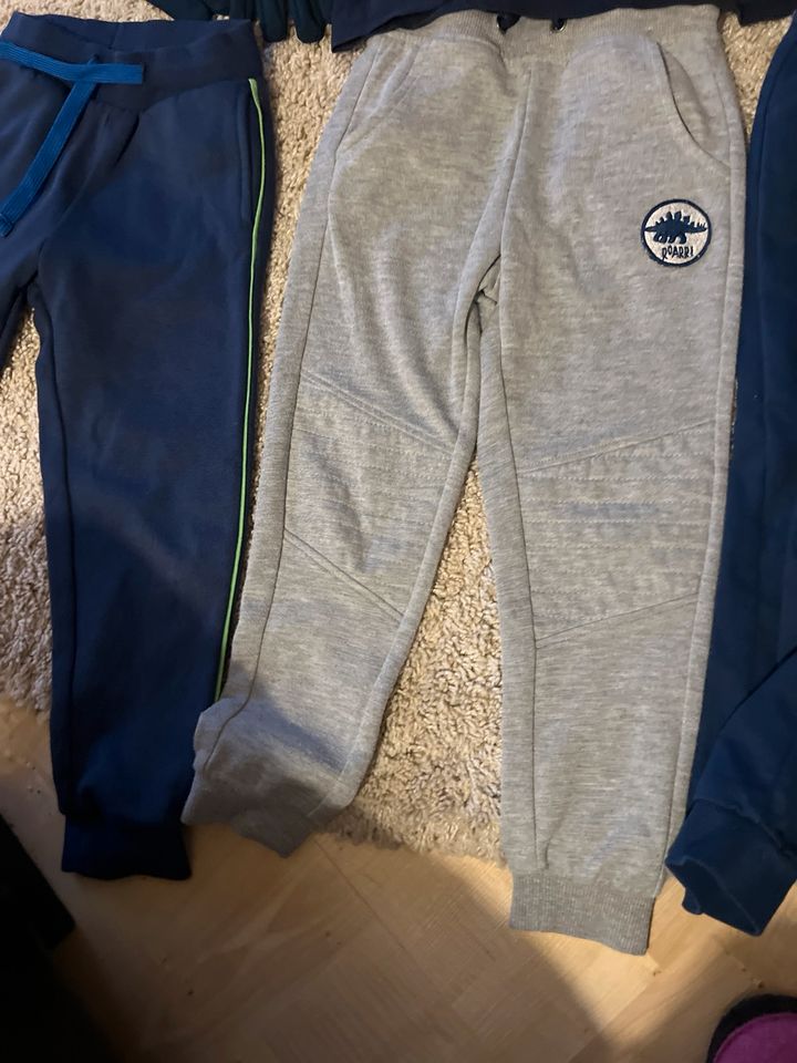 9 Teile jungen jogginghosen Paket Set Hemd Shirt 110 in Braunschweig