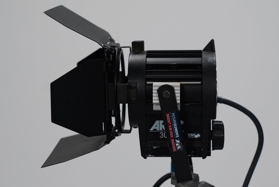 ARRI Junior 300W Plus Fresnel Tungsten Stufenlinse Filmlicht in München