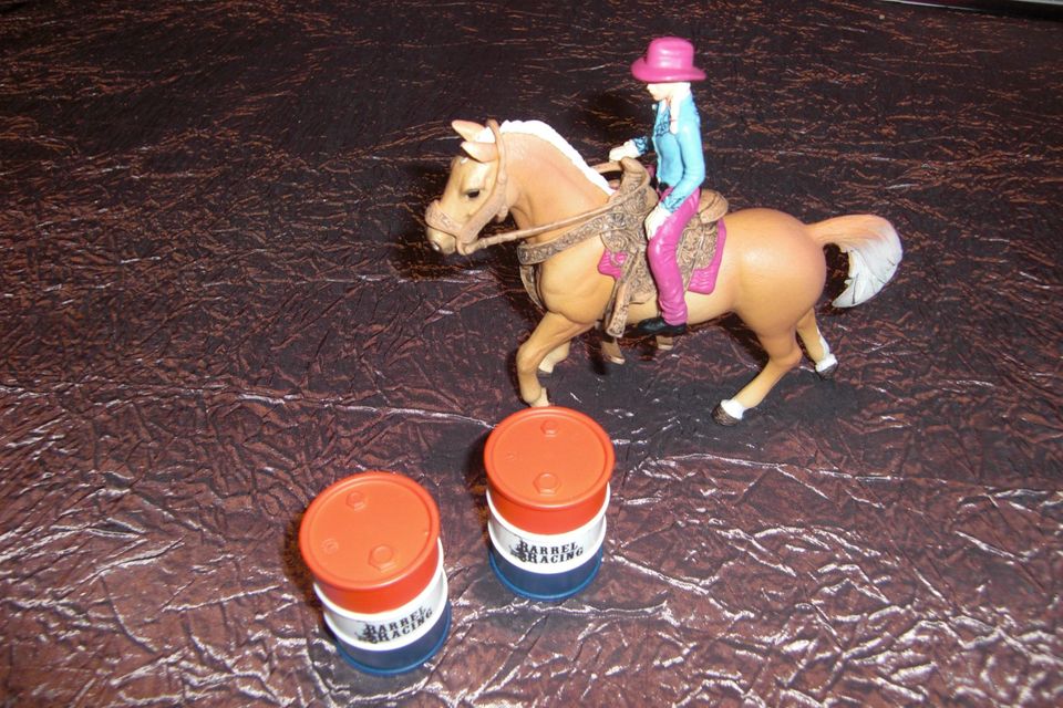 Schleich Farm World "Barrel racing mit Cowgirl" 41417 in Bevern