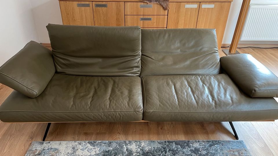 Sofa 3-Sitzer Dsign FATILO in Olive, verstellbare Arm-&Kopfstütze in Esselborn