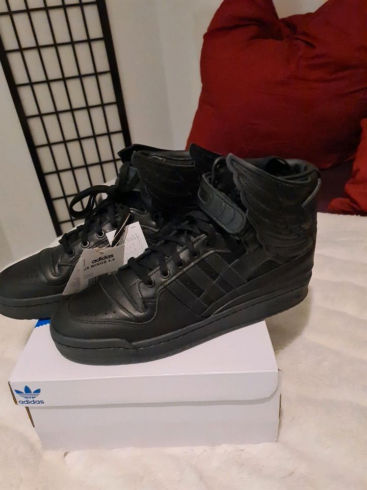 Adidas Wings 4.0 x Jeremy Scott Cloud Black 2022 | EU 45 1/3 in Stuttgart