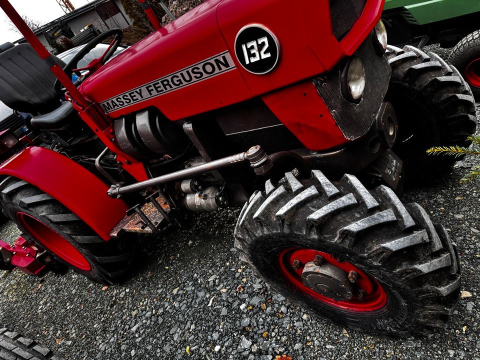 Massey Ferguson 132 Schmalspurtraktor mit Eichen Motor in Usingen