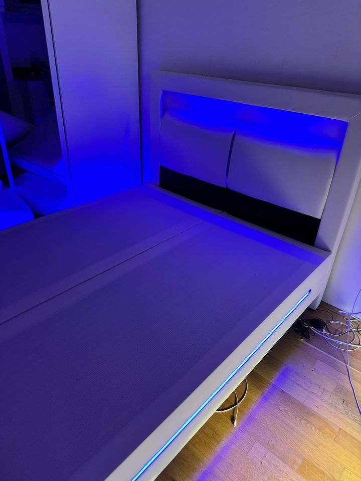 Bett mit LED Beleuchtung in München
