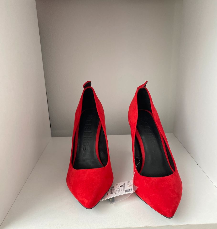 Rote high heels in München