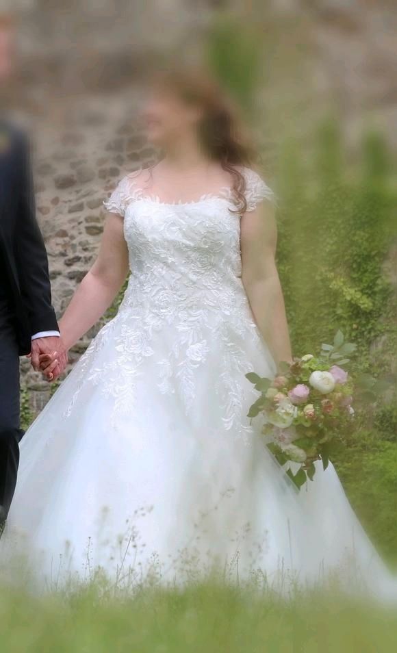 Brautkleid mit Rosendetails & tollen Lichtglitzereffe in Bendorf