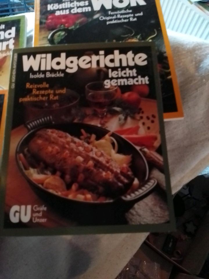 verschiedene GU Kochbücher,z.B. Vegetarisch, oder Spanisch kochen in Rust