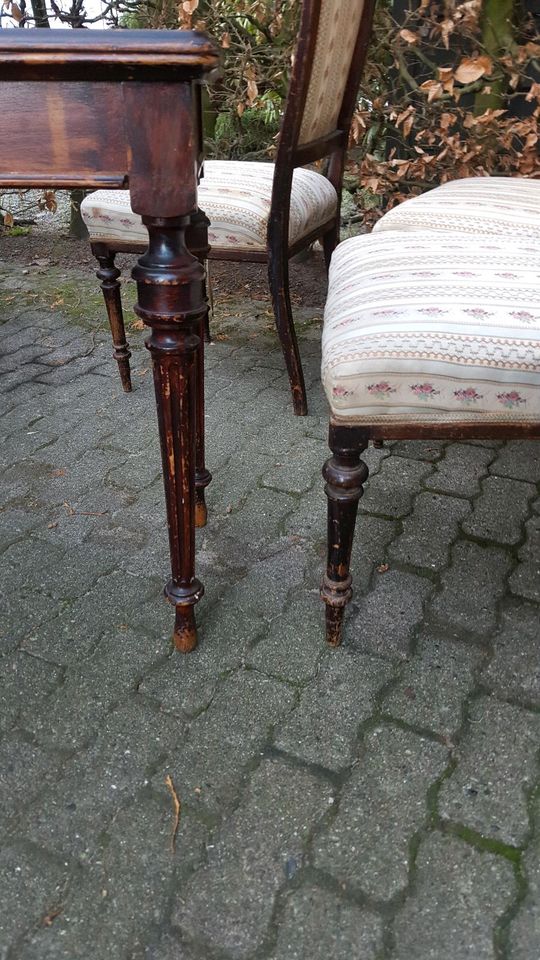 4 antike Stühle und 1 antiken Tisch in Hamburg