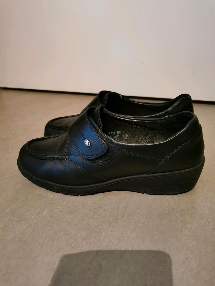 Schuhe mit Klettverschluss, schwarz, Leder, Größe 5,5 in Ulm