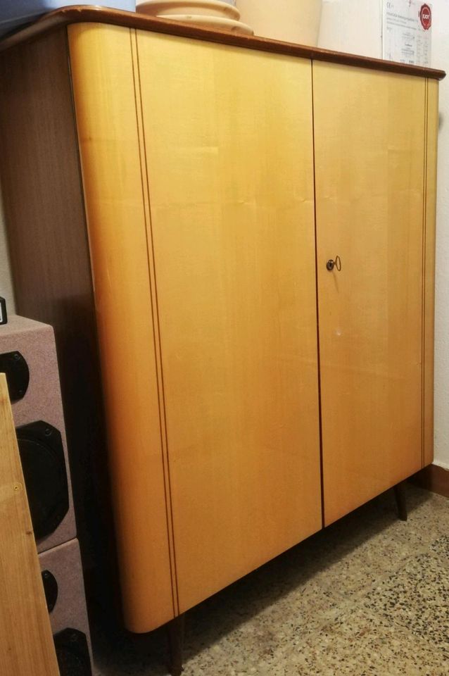 Schrank Kleiderschrank 60iger 70iger Furnier Echtholz in Ottendorf-Okrilla