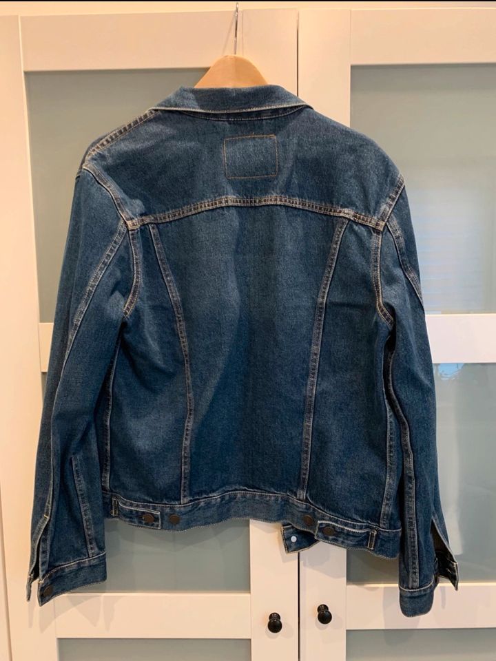 Levi’s Jeansjacke ‘Trucker Jacket’ neuwertig in Berlin