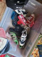 Kiste mit Schuhen, Kleidung zu verschenken,  va Größe 116+ Niedersachsen - Wingst Vorschau
