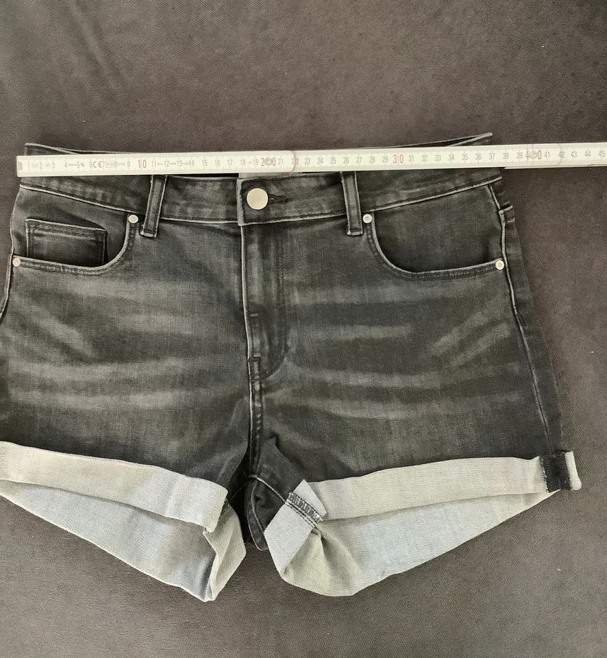 Short Jeansshort Gr. 38 in schwarz von H&M in Roßtal