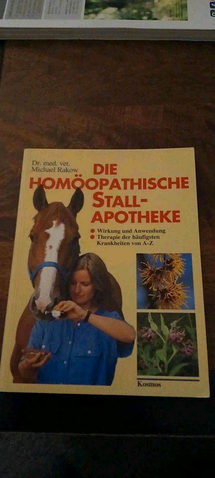 Diverse Bücher zur Pferdeausbildung und Gesundheit in Wotersen