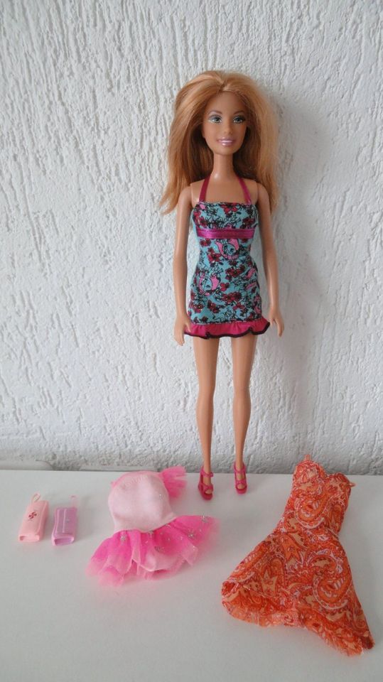 Barbie Puppe mit Kleidung Outfit Zubehör Mädchen in Ühlingen-Birkendorf