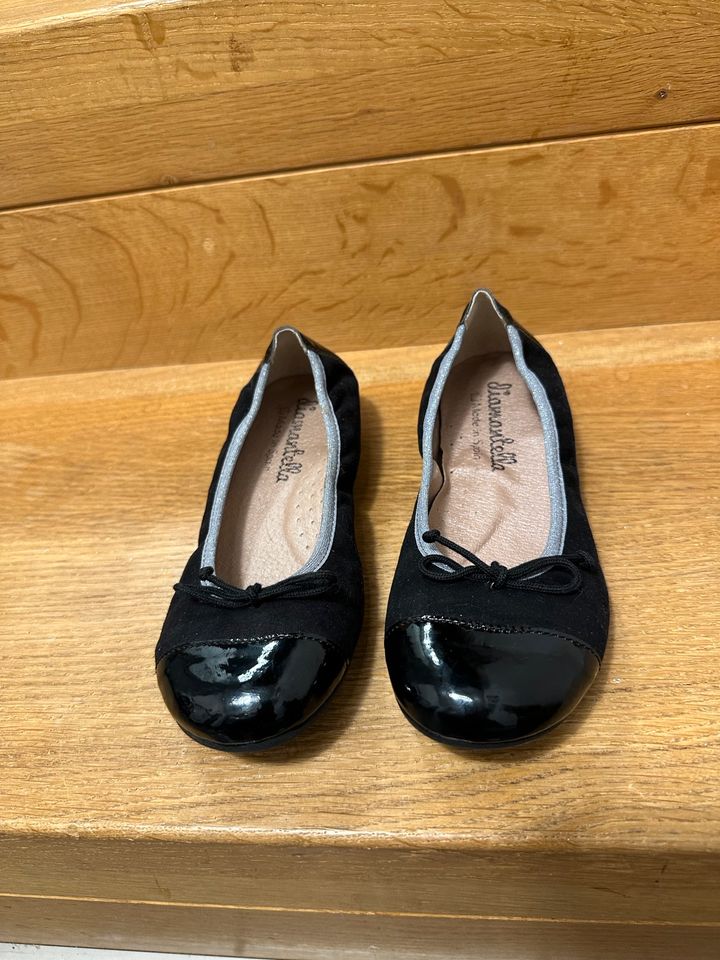 Leder Ballerinas festlich schwarz Lack Gr. 30/31 in Bad Mergentheim