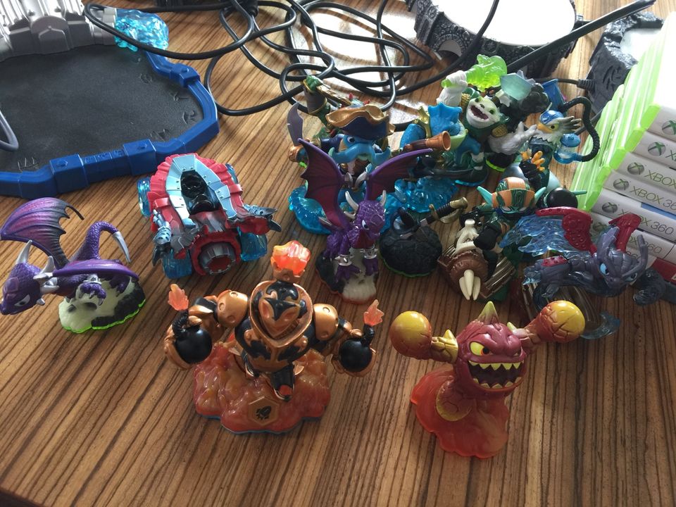 XBOX 360 4 Skylander Portale mit Skylanders Figuren + 10 Spiele in Versmold