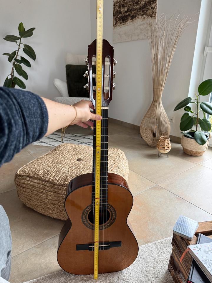 Spanische Gitarre von Aria SP-1 aus Holz für Kinder 93 cm hoch in Freiburg im Breisgau