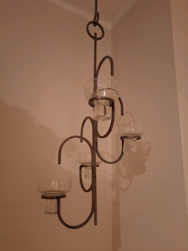 Metall-Kerzenhalter mit 4 Glasschalen für Teelichter in Kadenbach
