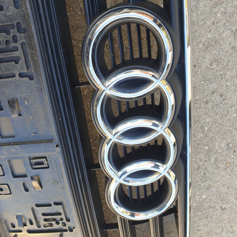 Audi A4 8W Grill Kühlergrill 8W0853651 in Happurg