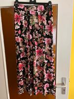 Rock lang Gr. 36/S Schwarz mit Blumen Bayern - Raubling Vorschau