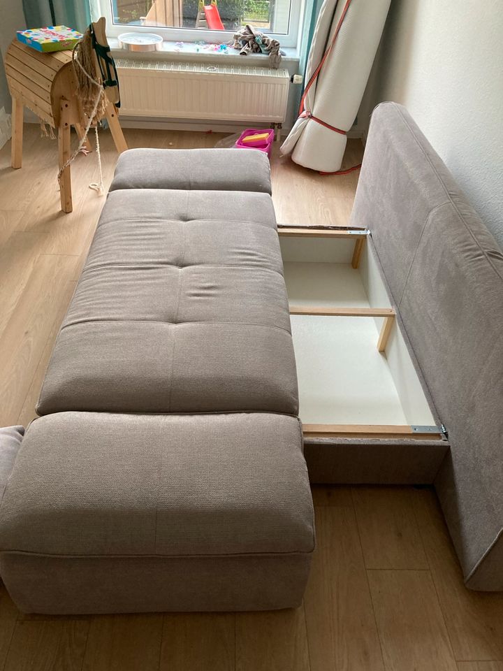 Zweier-Sofa mit Schlaffunktion und Bettkasten in Neuss